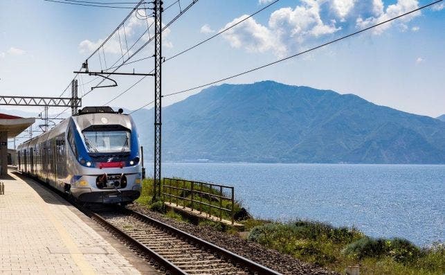 La belleza del sur de Italia se descubre mejor en tren. Foto: Ferrovie