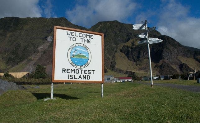Tristan da Cunha, en medio del AtlÃ¡ntico Sur, se lleva la corona de ser la isla mÃ¡s remota del mundo.