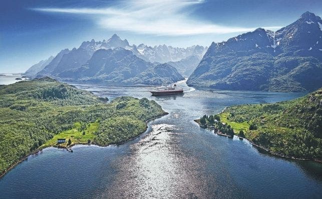 Trollfjorden. Foto Hurtigruten.