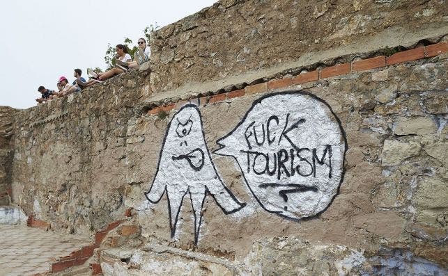 Pintadas contra turistas en el TurÃ³ de la Rovira, en Barcelona. EFE