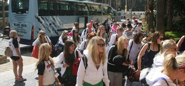Un grupo de estudiantes britÃ¡nicos llegan a la localidad catalana de Salou en verano de 2013