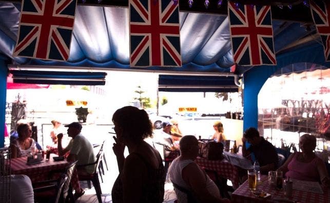 Turistas britÃ¡nicos en la terraza de un pub inglÃ©s en BenalmÃ¡dena (MÃ¡laga). EFE-JZ
