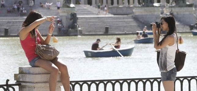 Dos turistas en el Parque del Retiro de Madrid. 