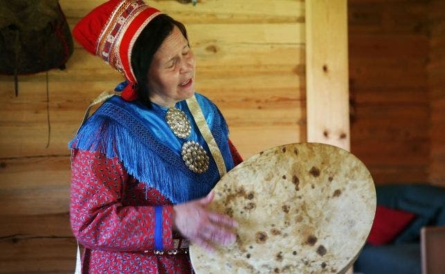 Tuula Majja Magga Helta viste su Kolt azul de Sami del Norte y entona una dulce balada Yoik laponesa sami. Foto Manena Munar.