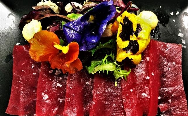 Sashimi de atÃºn rojo Balfego con ensalada de brotes y encurtidos, confitura de jengibre y sorbete de mango. Foto: Txalupa.