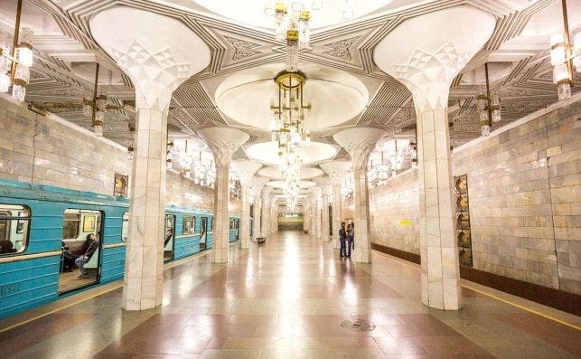 El metro de Tashkent combina decoraciones de estilo realista soviÃ©tico y de influencias musulmanas.