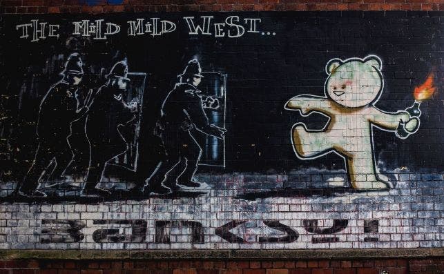 El famoso grafiti de Banksy Mild Mild West decora el exterior de The Canteen, reducto de los artistas de Bristol. Foto Morgane Bigault VisitBritain.