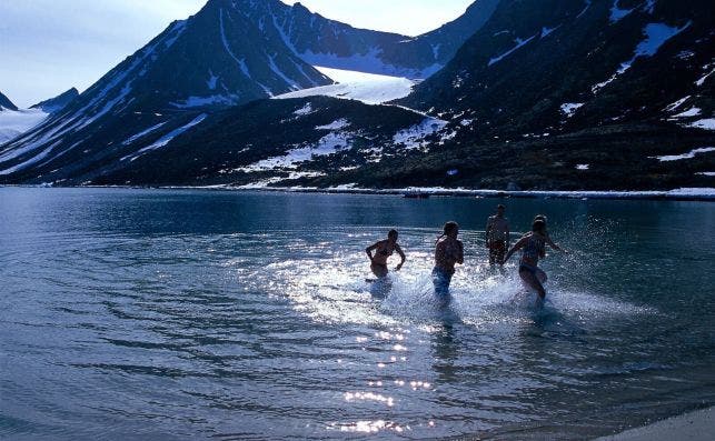 Un banÌƒo helado en Spitsbergen, Svalbard. Foto Jens Henrik Nybo VisitNorway