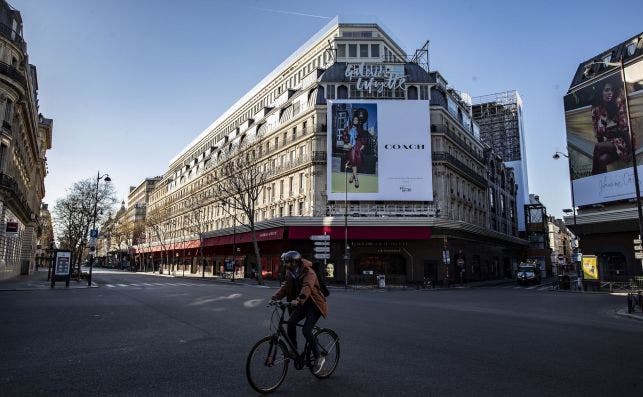 Un ciclista delante de las galeriÌas Lafayette. Foto EFE EPA IAN LANGSDON