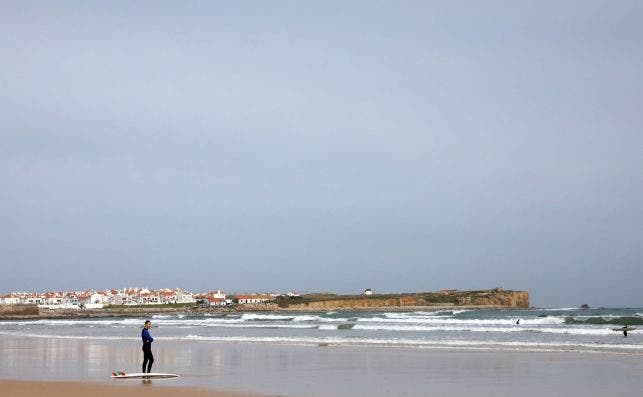 Un surfista en la playa de Peniche, al norte de Lisboa. Foto Carlos GarciÌa EFE