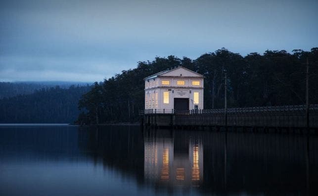 Una antigua estaciÃ³n hidroelÃ©ctrica aloja el Hotel Pumphouse Point.