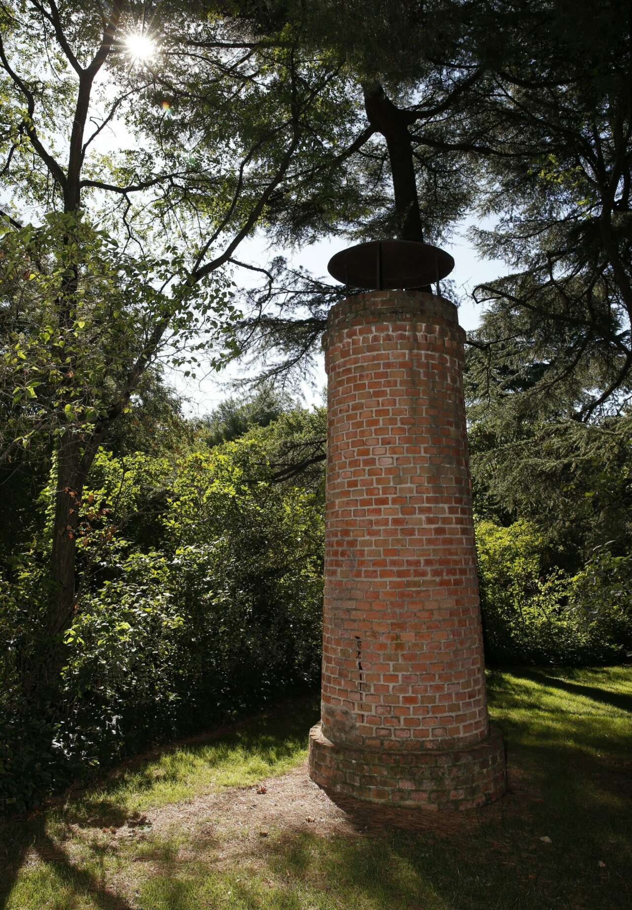 Una de las chimeneas del bunker de El Capricho. Foto Juan Carlos Hidalgo | EFE.
