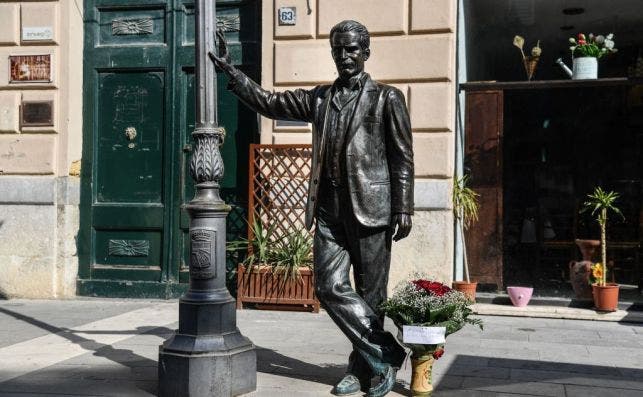 Una estatua de Salvo Montalbano en Porto Empedocle. Foto Getty Images.