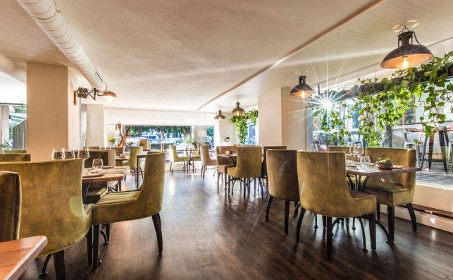 Vanguardismo y mucha luz en el restaurante AdriaÌn Quetglas. Foto Arthur Leblanc.