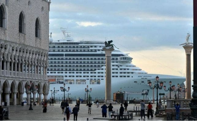 El gobierno italiano lanzÃ³ medidas para alejar a los grandes barcos de cruceros del puerto de Venecia.