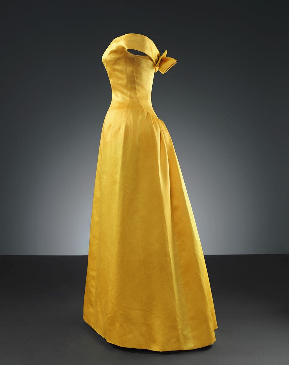 Vestido de noche en satÃ©n amarillo. Foto Museo CristÃ³bal Balenciaga.