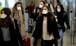 Viajeros protegidos con mascarillas por el coronavirus