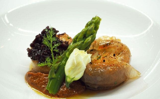 Viera asada con ibeÌrico, romesco, espaÌrragos y berenjena