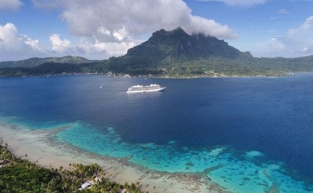 Viking Sun en Bora Bora. Foto: Viking Cruises.