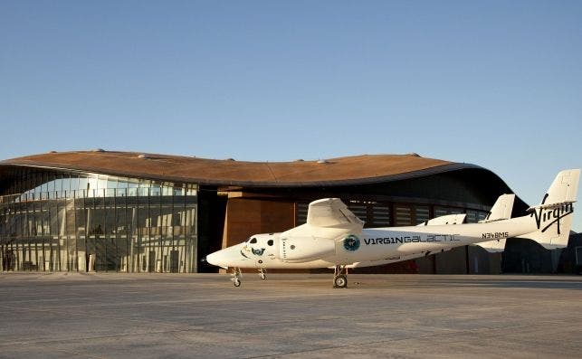 El aviÃ³n White Knight Two frente a la torre de control del Spaceport America, base de Virgin Galactic. Foto: Virgin Galactic-EFE.