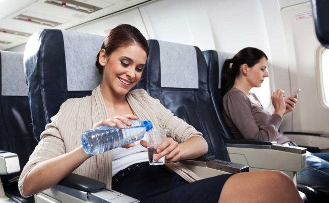 Los pasajeros de los vuelos ultra largos tienen la necesidad de hidratarse con mÃ¡s frecuencia.