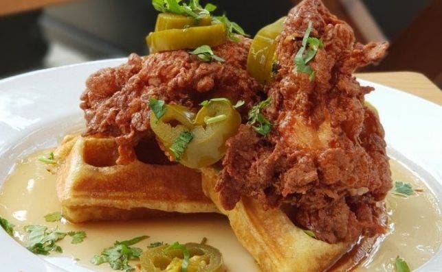 Waffle y pollo frito, con sirope de arce y jalapenÌƒos 