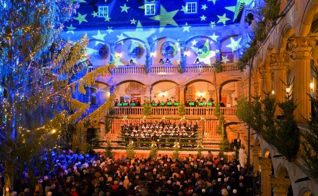 Apertura del mercadillo navideÃ±o con coros. Foto: Turismo de Stuttgart.