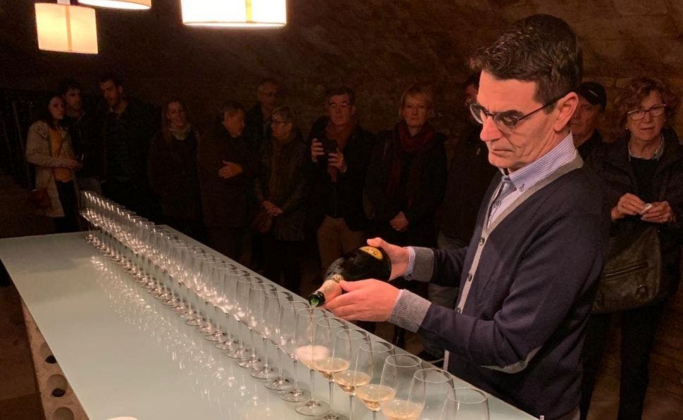 Xavier Nadal, presidente de Pimecava y propietario de Cava Nadal, presentando el RNG 20 Brut Nature en la misma cava en la que reposa desde hace 20 anÌƒos. Foto: Silvia Brenes