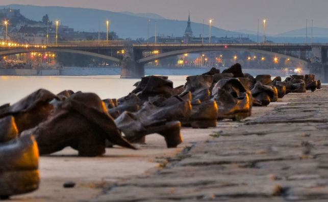 Los zapatos sobre el Danubio recuerdan a las vÃ­ctimas del Holocausto. Foto: Joiseyshowaa-Flickr.