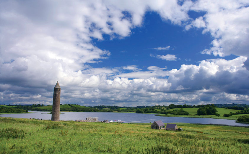 Restos históricos en la isla de Devenish. Foto: Turismo de Irlanda del Norte