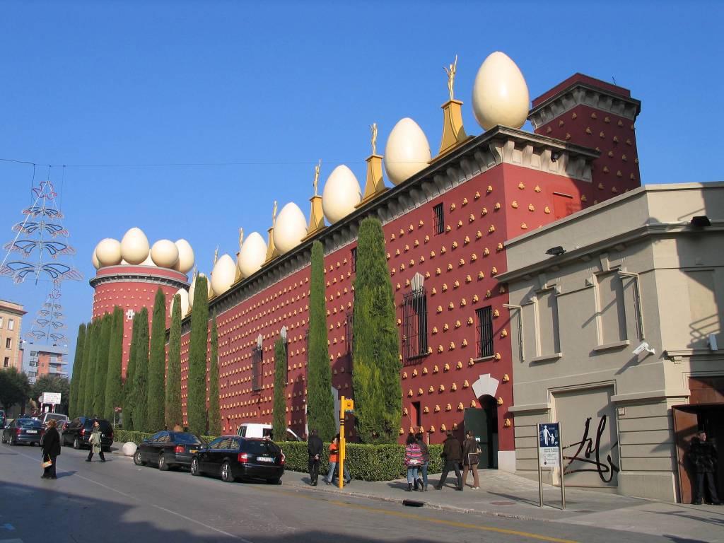 El arte surrealista en cada rincón del Teatro-Museo Dalí. Foto: Wikipedia.