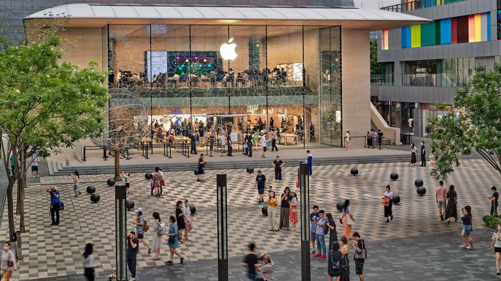 La tienda de Pekín difumina la barrera entre el interior y el exterior. Foto: Foster + Partners