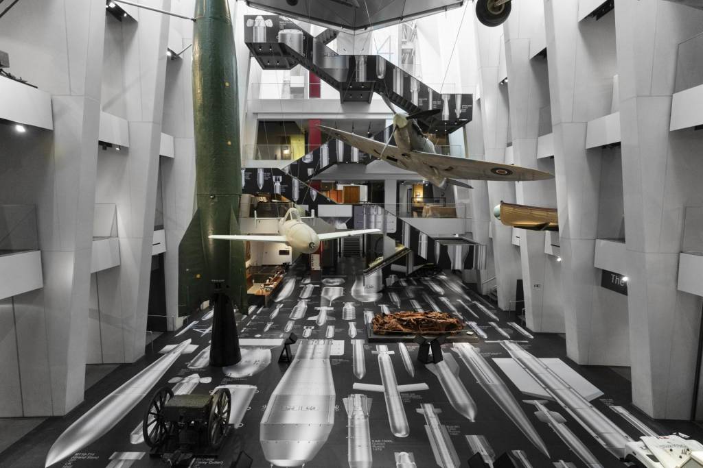 Las representaciones de las bombas tapizan el suelo y las escaleras del museo. Foto: IWM