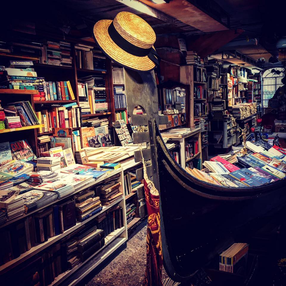 La góndola donde se acumulan libros. Foto: Librería Acqua Alta