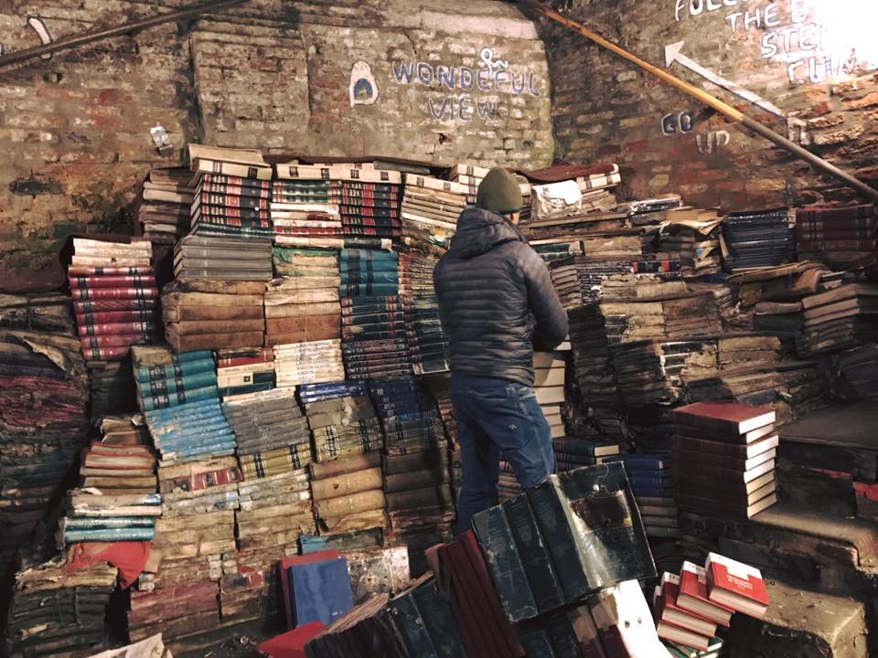 La librería es un laberinto de libros, muchos de ellos pilares de otros volúmenes. Foto: Librería Acqua Alta