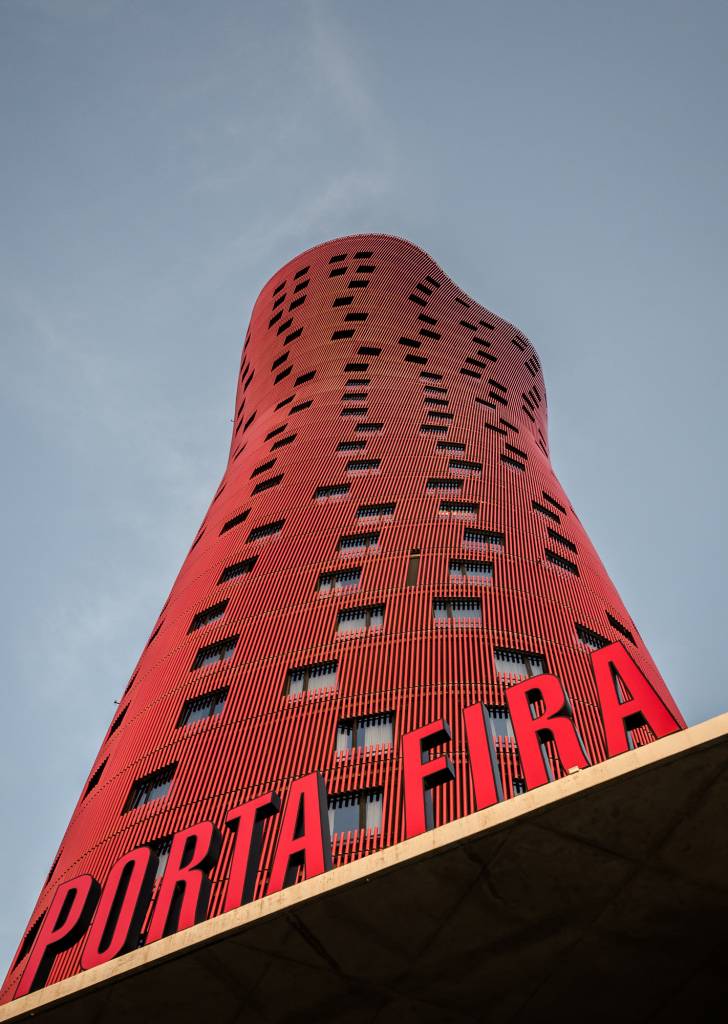 Hotel Porta Fira, diseñado por Toyo Ito. Foto: Maciek Lulko
