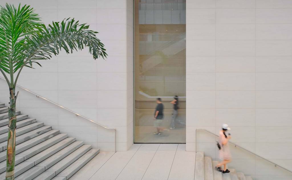 La nueva tienda reemplaza al primer local de Apple en China. Foto: Foster + Partners