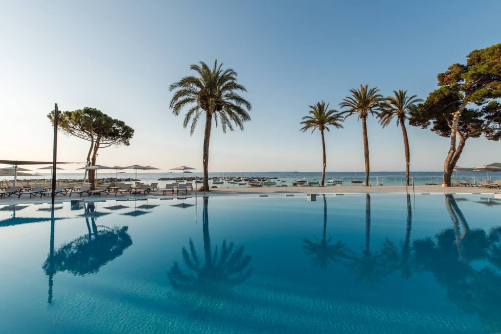La piscina con vistas a Formentera. Foto: Twiins
