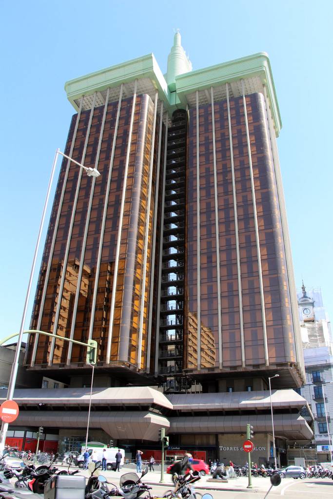 Un pionero entre los rascacielos. Foto: Wikipedia.
