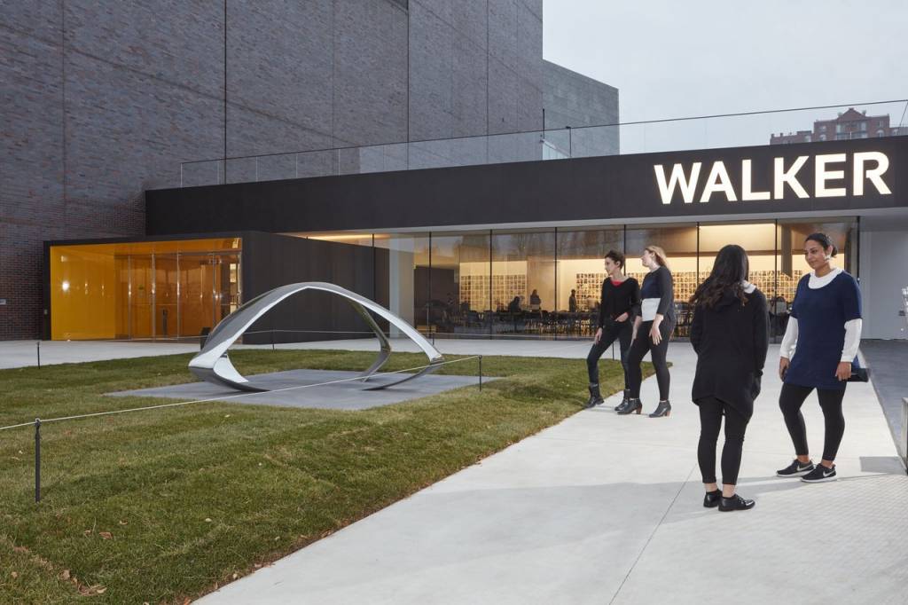 Escultura de Liz Larner frente al Walker Art Center. Foto: Gene Pittman - Meet Minneapolis