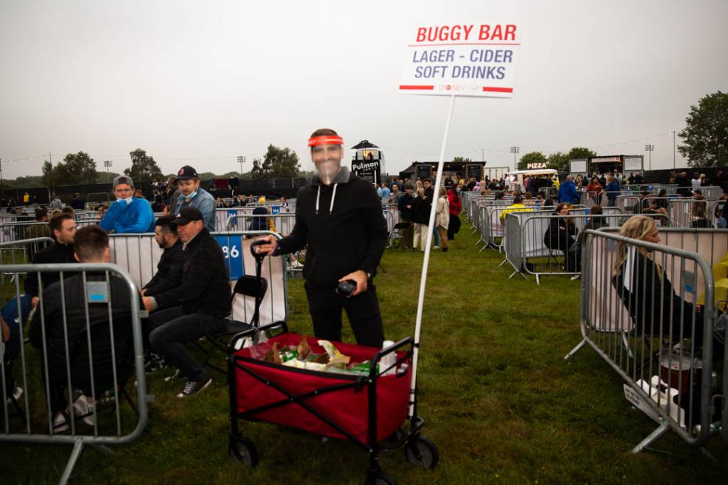 Un bar ambulante traía bebidas y bocadillos. Foto: Virgin Money Unity Arena