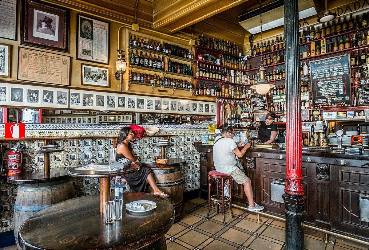 Bar La Ardosa, una antigua bodega reconvertida en cervecería que es uno de los bares emblemáticos de Madrid / Fotos: Javier Sánchez