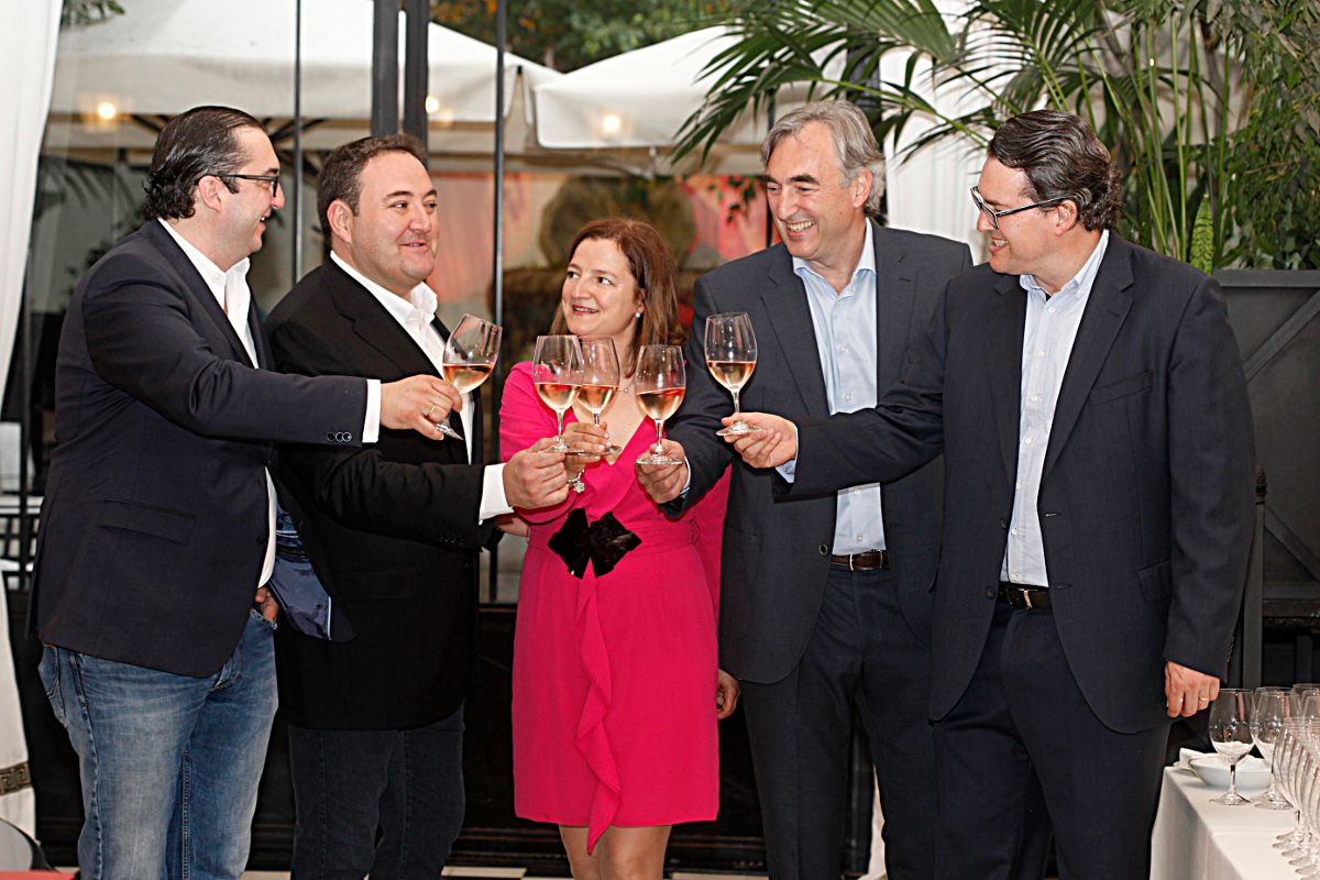 La familia Muga brinda en la presentación de su rosé. Foto: Arduino Vannucchi