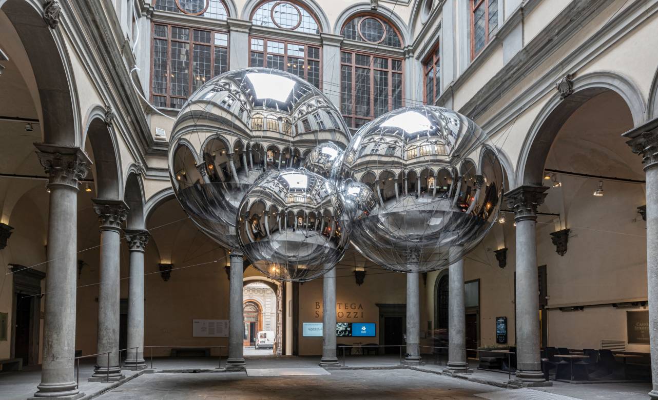 Las esferas gigantes reciben en el patio central del Palazzo Strozi de Florencia. Foto: Ela Bialkowska-OKNO