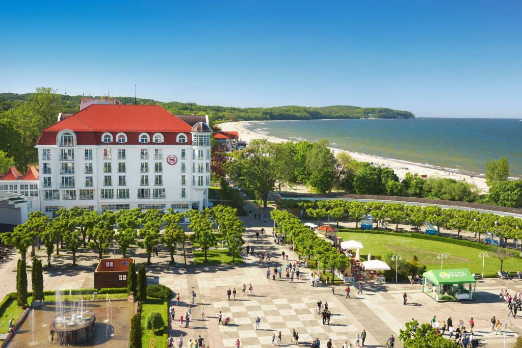 El paseo costero, con el Grand Hotel como presencia imponente. Foto Oficina de Turismo de Polonia
