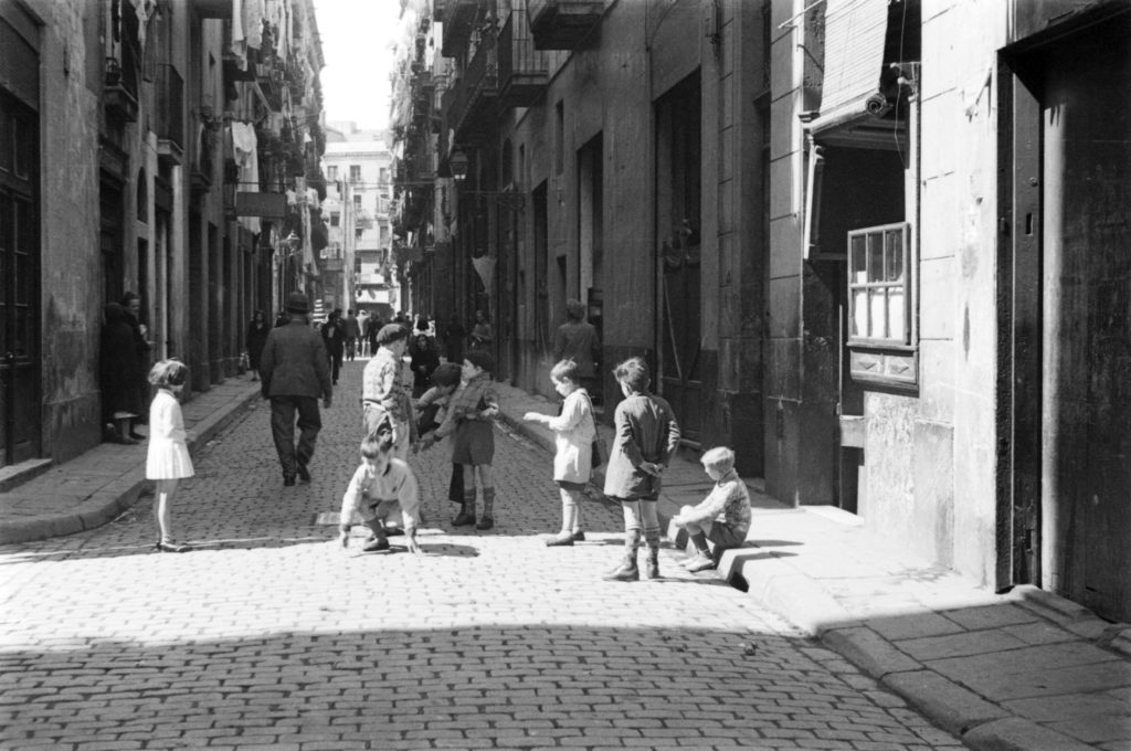 Niños jugando en las calles de Barcelona en 1932. Foto: Margaret Michaelis.