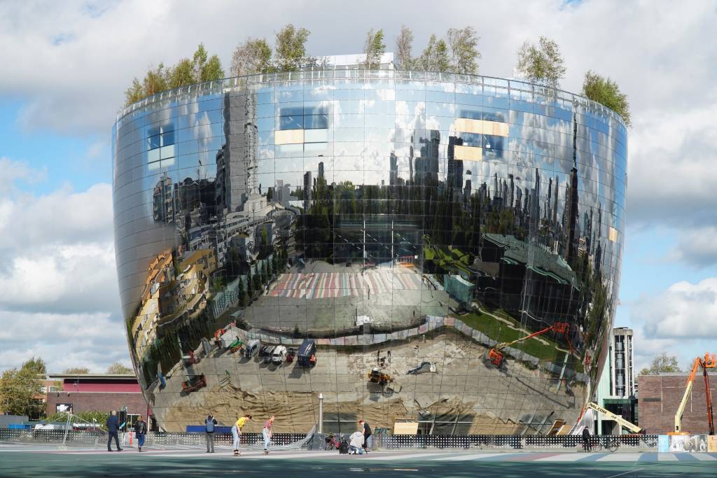 A casi 40 metros de altura un bosque de abedules remata el edificio. Foto Depot en el vanguardista skyline de Róterdam. Foto Imane Rachidi EFE.