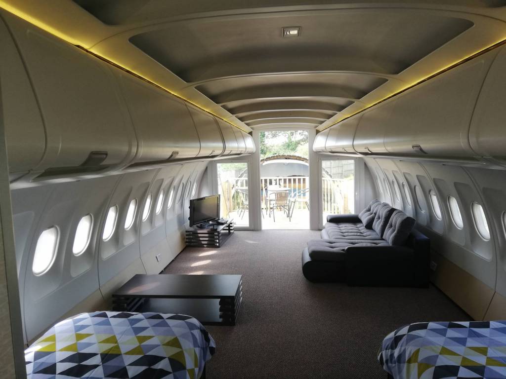 La austera decoración tiene pocas señas con el mundo de la aviación. Foto: Apple Camping