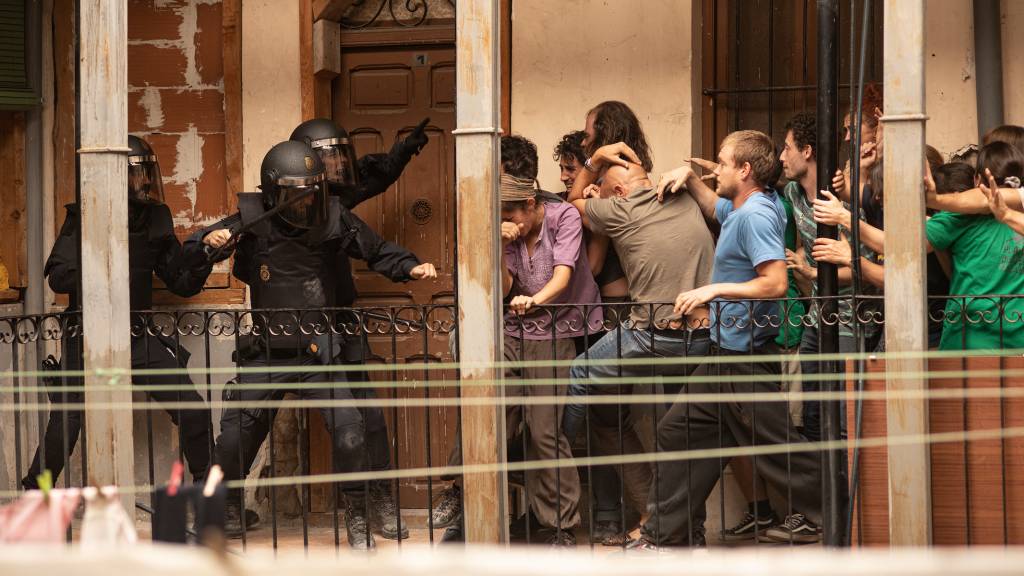 Antidisturbios arranca con un desahucio donde todo puede salir mal... y sale mal.