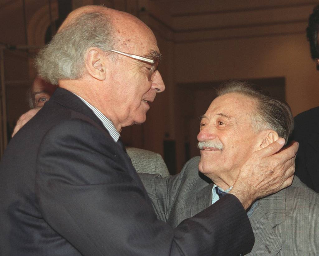 Encuentro entre Saramago y Benedetti en Madrid, en 1999. Foto: EFE